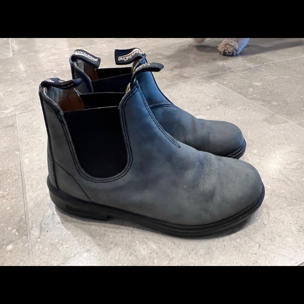 Like New Big Kids Blundstone Boots Size 3 : worn less than 3 times.